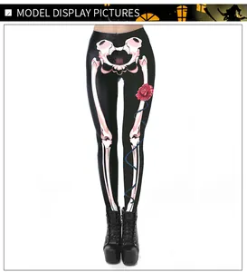 Dettaglio della stampa a teschio con rosa rossa su leggings neri per Halloween