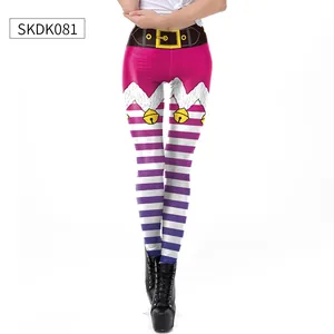 Detail van kerstleggings met riemopdruk en paars-wit gestreept patroon voor dames