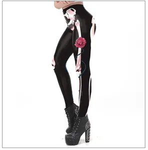 Dettaglio della stampa con scheletro e rose rosse su leggings neri elastici di Halloween