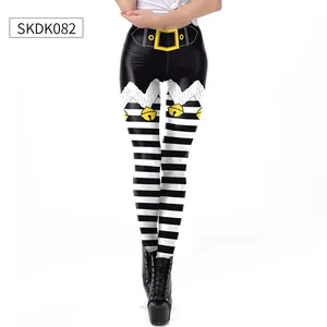 Detailweergave van kerstleggings met gele riemprint en feestelijke strepen