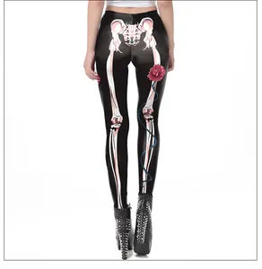Dettaglio del retro dei leggings slim con stampa di ossa umane e rose rosse vivaci