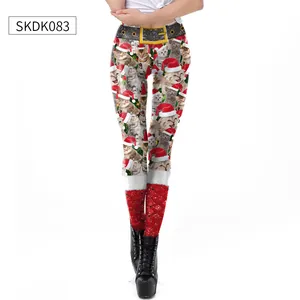 Detail van de rood-wit gestreepte kerstleggings met kattenprints en strikveterontwerp
