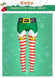 Detail van kerstleggings met rood-witte strepen en feestelijke bedrukking van de riem