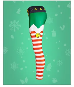 Detail van kerst elf leggings met feestelijke rood-witte strepen en faux riemontwerp