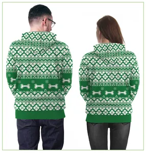 Détail du sweat à capuche vert de Noël avec motif os de chien 3D et flocons