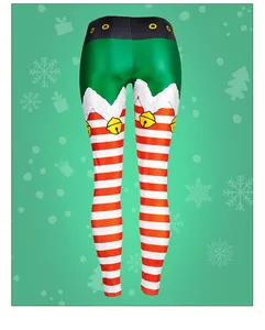 Detail van kerstleggings met rood-witte strepen en feestelijke kerstklok-prints