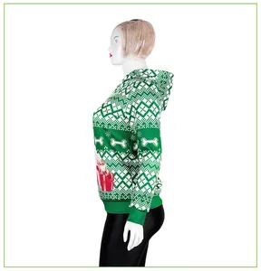 Détail du sweat à capuche de Noël avec imprimés canins 3D et poignets en maille côtelée