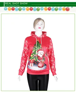 Détail du sweat à capuche rouge de Noël avec imprimé Père Noël 3D et flocons de neige