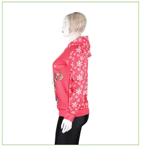 Détail du tissu rouge dense et des motifs flocons de neige blancs sur la manche du sweat