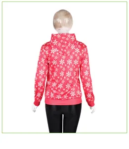 Détail d'un sweat à capuche rouge de Noël avec flocons blancs et poignets côtelés