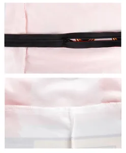 Détail du costume de Noël rose montrant la fermeture éclair noire et la couture interne