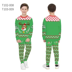 Weihnachtlicher Kinderpyjama in Grün mit Rentier- und Schneeflockenmuster als Set