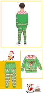 Détail d'un pyjama de Noël vert pour enfants avec motif renne et texte Merry Xmas
