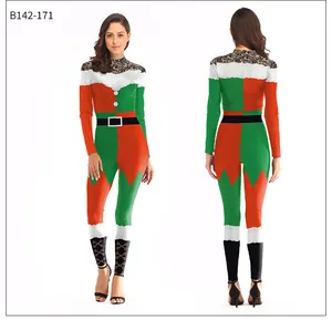 Détail d'une combinaison de Noël pour femme avec motifs de ceinture et lutin vert