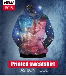 Detalle de sudadera con capucha galaxia con estampados de nebulosa y cordón negro