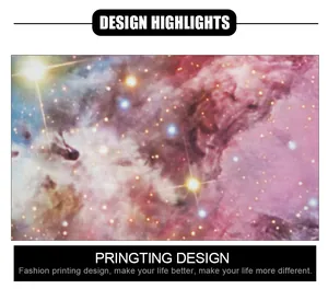 Detalle del estampado de galaxia nebulosa en la sudadera con capucha de manga larga