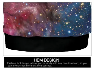 Detalle del dobladillo elástico de una sudadera galaxia con patrones de estrellas y nebulosas