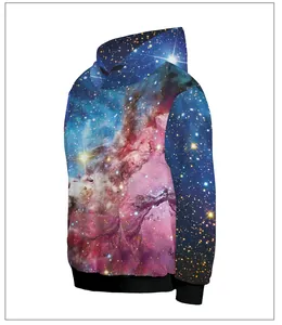 Detalle de sudadera con estampado de nebulosa, bolsillo de canguro y puños negros