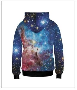 Vista posterior de una sudadera con capucha con estampado digital vibrante de galaxia