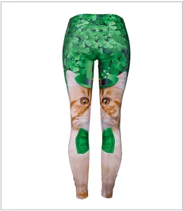Detalle del estampado de leggings de San Patricio con tréboles verdes y gatos con sombrero