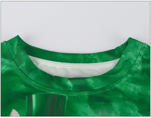 Dettaglio del girocollo con motivo tie-dye marmo verde e cuciture interne rinforzate