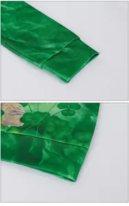 Dettaglio dei polsini a costine e stampa gatto trifoglio San Patrizio su felpa verde