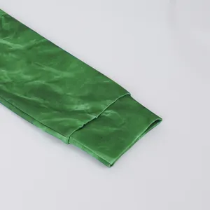 Dettaglio del polsino a coste della felpa verde di San Patrizio e tessuto elastico