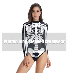 Detailansicht des Skelettaufdrucks auf einem schwarzen Halloween-Body mit Ärmeln