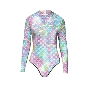 Costume da bagno manica lunga donna con squame di sirena e stampa digitale arcobaleno