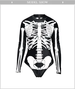 Detailaufnahme eines langärmeligen Halloween-Skelett-Bodys mit kontrastreichem Knochendruck