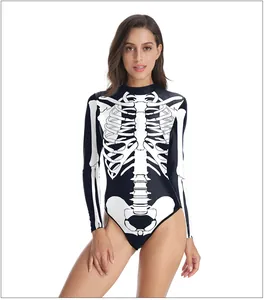 Detail eines schmal geschnittenen schwarzen Bodysuits mit weißem Skelett-Knochendruck