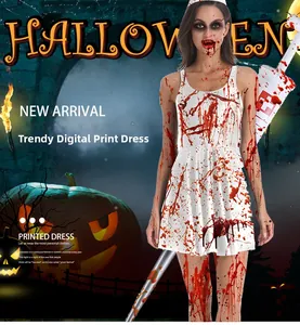 Détail de costume d'infirmière zombie avec imprimés de sang et accessoires d'horreur