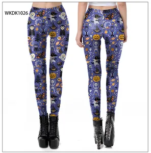 Vue détaillée avant et arrière du legging d'Halloween violet avec motifs citrouilles et crânes