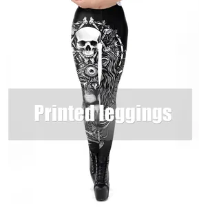 Detalle de leggings elásticos con estampados digitales de calaveras y atrapasueños