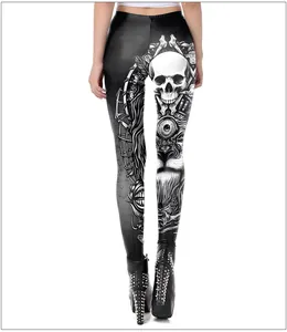 Vista detallada de calaveras 3D y estampados geométricos en leggings negros de yoga