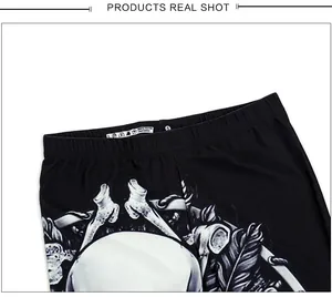 Detalle de la cintura con estampado de calaveras 3D en leggings deportivos
