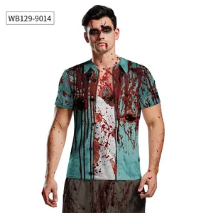 Detalle del estampado zombie 3D en una camisa de Halloween de manga corta ensangrentada
