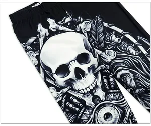 Detalle de leggings de yoga con estampado 3D de calavera gótica y cintura alta elástica