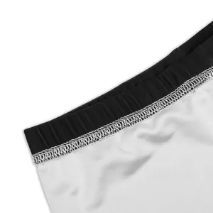 Primer plano de leggings con estampado de calaveras 3D mostrando cintura elástica y costuras