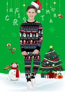 Detalle del pijama navideño para niños con estampados de Papá Noel y renos sobre negro
