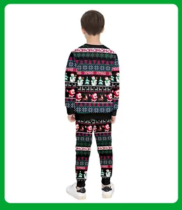 Vista trasera de pijama navideño infantil con estampados de Papá Noel sobre tela negra