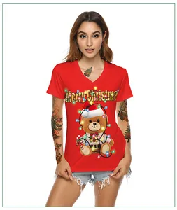 Dettaglio della t-shirt rossa con scollo a V e stampa festiva di orsetto di Natale