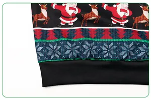 Detalle del dobladillo de sudadera navideña con motivos de Papá Noel, renos y nieve