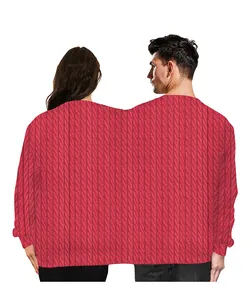 Dettaglio del maglione natalizio rosso per due persone con maglia a trecce e due colli