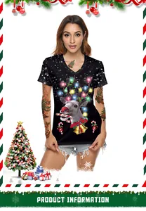 Détail de l'imprimé numérique de renne de Noël sur un t-shirt noir à col en V pour femme