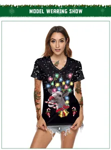 Détail d'un t-shirt noir à col en V pour femme avec imprimé de renne de Noël festif