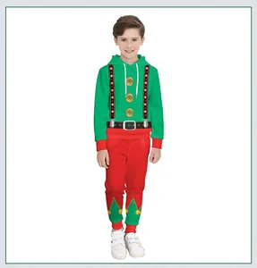Détail d'une tenue de Noël pour enfants avec sweat à capuche vert et pantalon rouge