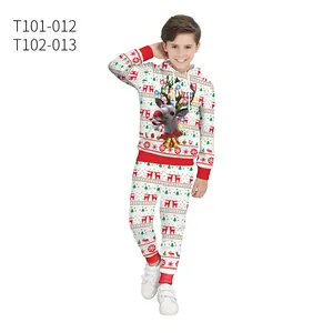Détail d'un pyjama de Noël pour enfants avec imprimé renne réaliste et motifs de fête