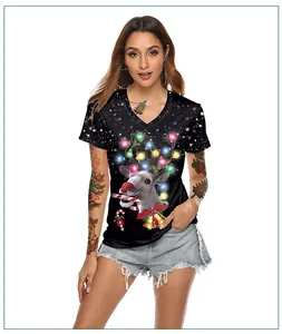 Détail d'un t-shirt col en V pour femme avec imprimé renne de Noël et short en jean