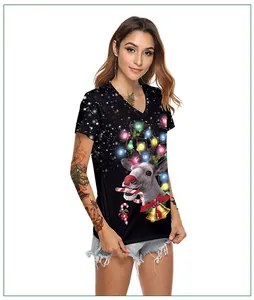 Gros plan de l'imprimé renne et cloche de Noël sur un t-shirt noir avec col en V